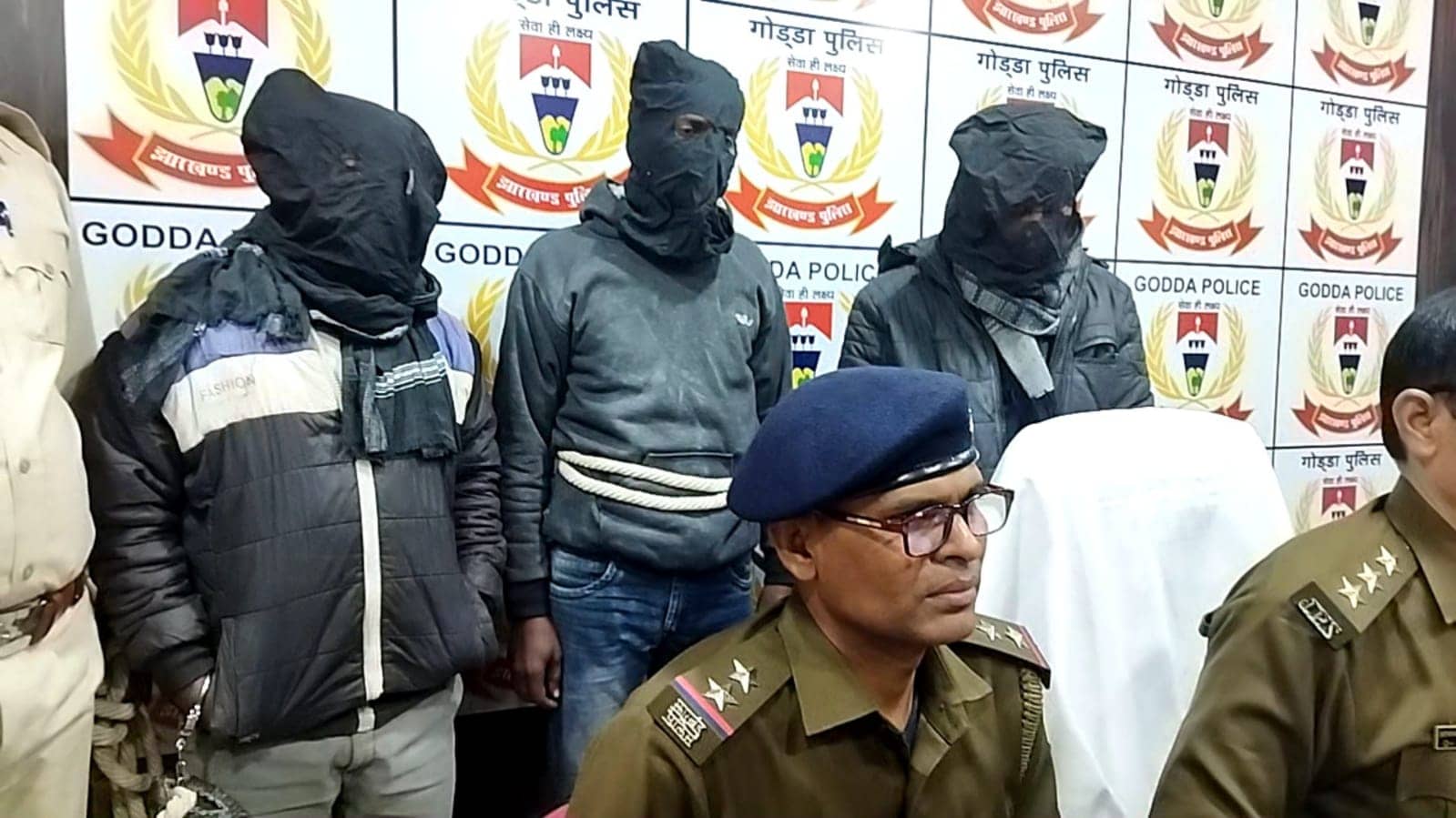 तीन सड़क लुटेरे पकड़ाए, एक हुआ फरार, दो देसी कट्टा, आठ जिन्दा कारतूस बरामद, जानिए पूरी घटना