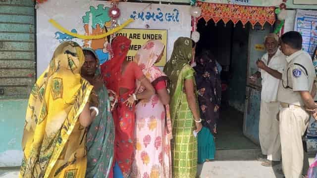 गुजरात चुनाव : दूसरे चरण के मतदान में अब महत्वपूर्ण लोगों के भाग्य का फैसला, जानिए विस्तार से