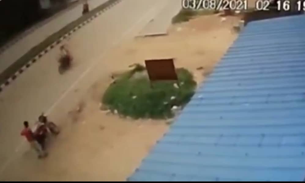 खड़ी बाइक की डिक्की से रुपया उड़ाया.. वारदात सीसी टीवी में कैद