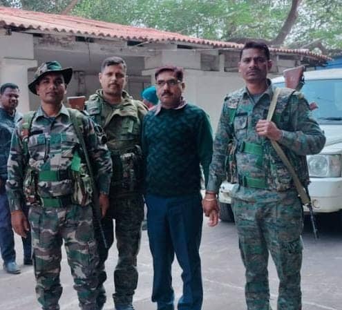 रिश्वत लेते सरकारी कर्मी को एसीबी ने रंगे हाथ दबोचा, जानिए कहां का है मामला 