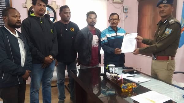 कोल्हान DIG से मिलकर चिरियाबेड़ा के आदिवासियों ने सुरक्षाबलों के खिलाफ हिंसा का लगाया आरोप, दर्ज कराई शिकायत