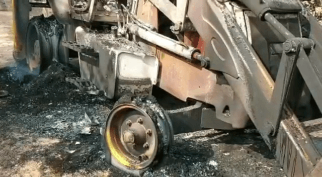 चतरा : नक्सलियों ने चार बम लगाकर किया जेसीबी विस्फोट, घटना के 15 घंटों बाद मौके पर पहुंची पुलिस, दहशत में ग्रामीण