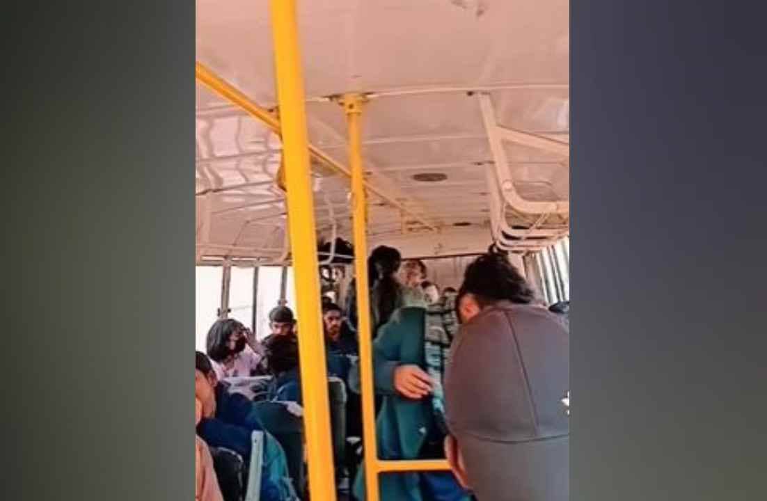जमशेदपुर: बस की सीट को लेकर आपस में भिड़ी अरका जैन कॉलेज की छात्राएं, जमकर हुई लड़ाई, वीडियो वायरल