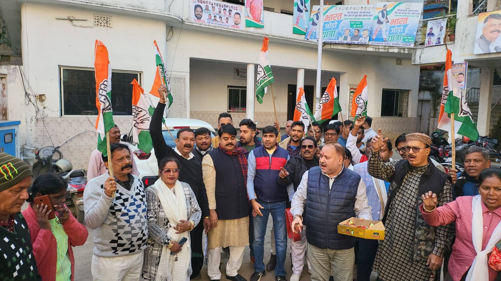 हिमाचल के जीत पर झारखंड प्रदेश कांग्रेस कार्यालय में जश्न, बांटी मिठाई