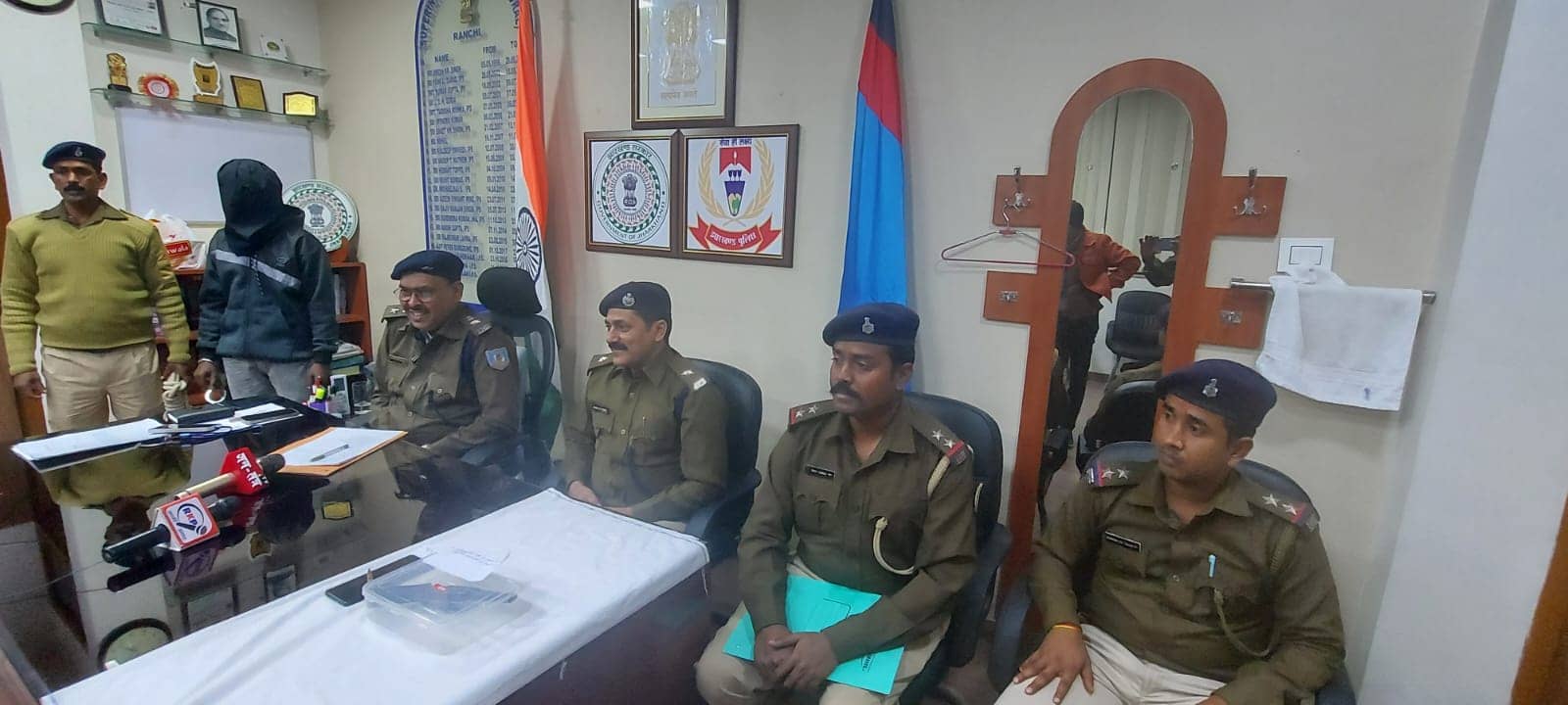 रांची: प्रज्ञा केंद्र में लूट का प्रयास करने वाला एक अपराधी हथियार के साथ गिरफ्तार, दो निरुद्ध   