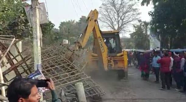 बिहार में कुढ़नी चुनाव के बाद Action में प्रशासन, बेगूसराय में अवैध अतिक्रमण पर चलाया बुलडोजर 
