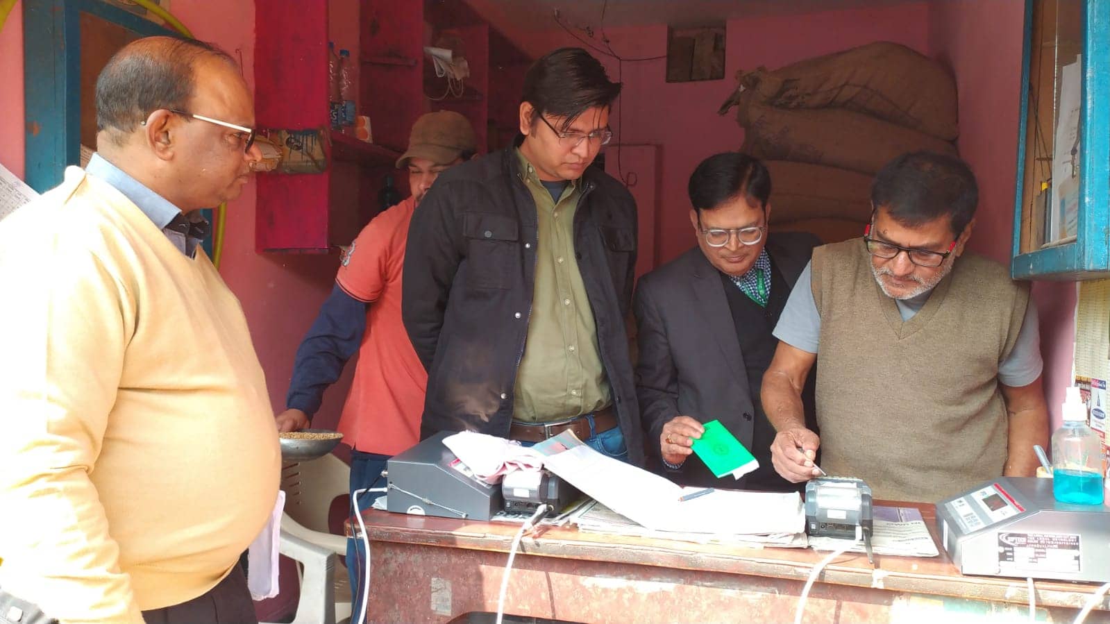 भारत सरकार के खाद्य एवं सार्वजनिक वितरण विभाग के अधिकारी पहंचे दुमका, पीडीएस दुकान सहित कई दुकानों का किया निरीक्षण