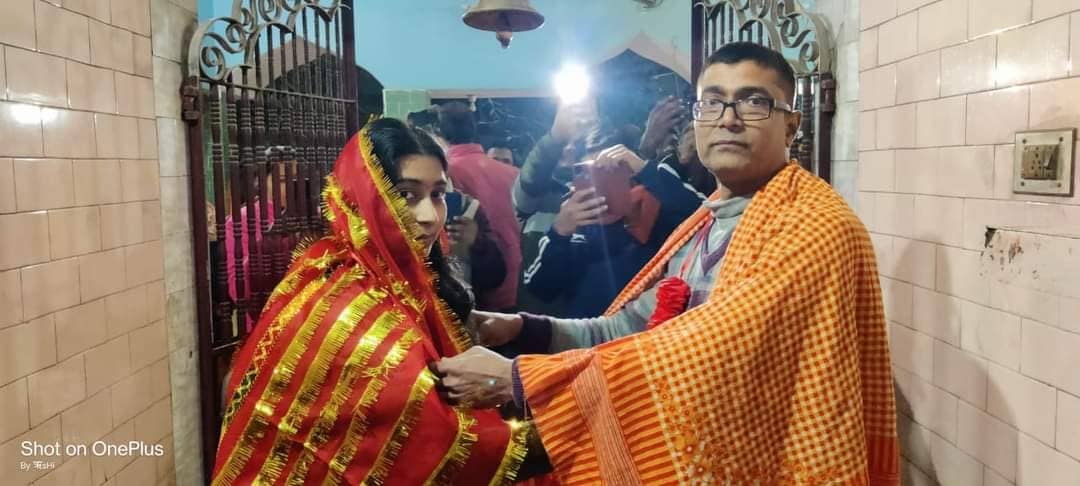 50 साल के शिक्षक ने शुरू की जिंदगी की नई पारी, 20 साल की छात्रा के साथ लिए सात फेरे, VIDEO VIRAL