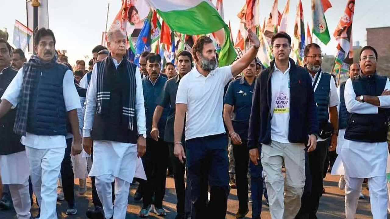 राहुल गांधी की भारत जोड़ो यात्रा में शामिल हुए राजस्थान के मुख्यमंत्री अशोक गहलोत, बड़ी संख्या में बैनर और पार्टी के झंडे लिए साथ चले लोग