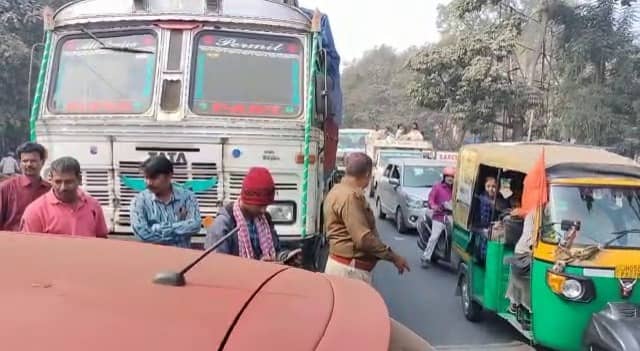 जमशेदपुर : साकची में ट्रक ने कार को मारी टक्कर, सड़क पर घंटो चला हाई वोलटेज ड्रामा