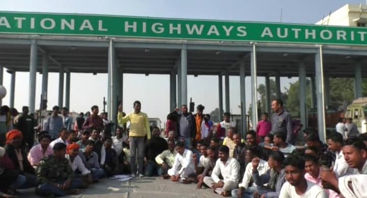 8 सूत्री मांगों को लेकर जिप सदस्यों का धरना, सुधार नहीं होने पर कुलगो टोल प्लाजा को गोशाला में तब्दील करने की चेतावनी
