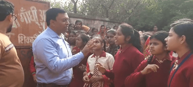 दुमका : बूंद-बूंद पानी के लिए तरस रही कस्तूरबा विघालय की छात्राएं, भड़की