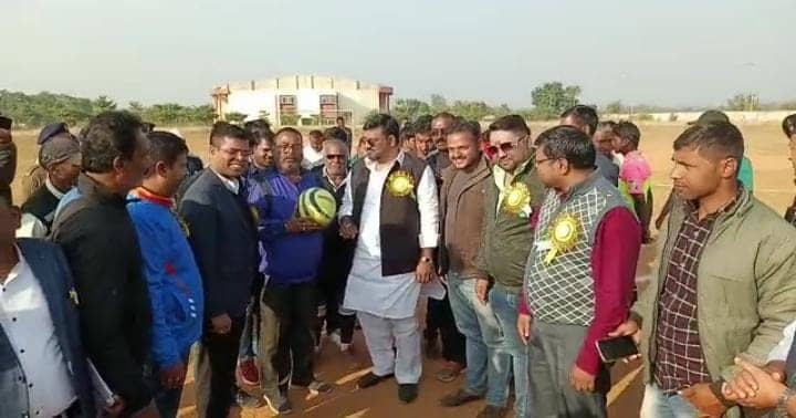 ग्रामीण स्तर के खिलाड़ियों की प्रतिभा को मंच दे रहा मुख्यमंत्री आमंत्रण फुटबॉल प्रतियोगिता, आज से देवघर में हुआ कार्यक्रम का आगाज