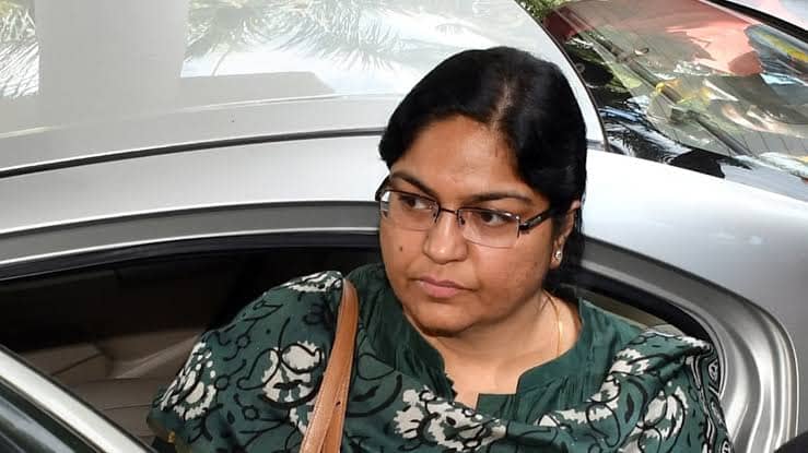 निलंबित IAS पूजा सिंघल फिर रिम्स अस्पताल में हुईं भर्ती,सीने में जलन की थी शिकायत, जानिए पूरा मामला