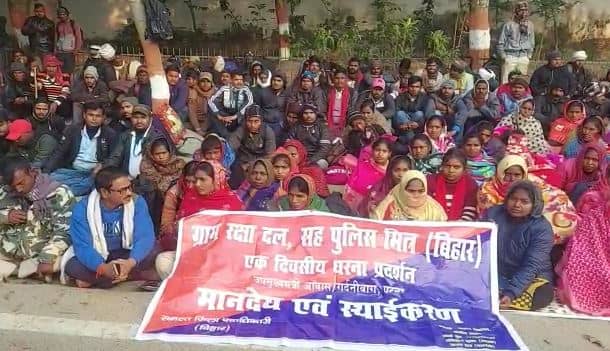 शीतकालीन सत्र के पहले दिन ही हंगामा, पुलिस ने घेरा राबड़ी आवास, नौकरी और वेतनमान को लेकर कर रहे प्रदर्शन