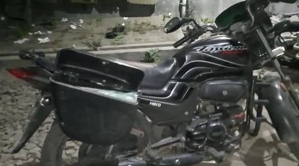 बाइक की डिक्की तोड़ 5 लाख लेकर चंपत हुए अपराधी, पीड़ित का रो रोकर बुरा हाल 