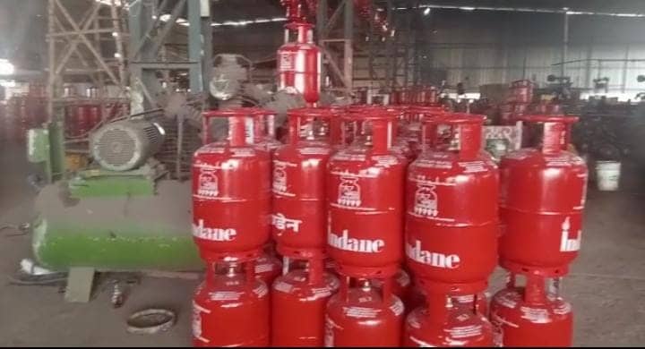 गैस सिलेंडर फैक्ट्री में लूट, करीब एक लाख का नुकसान 
