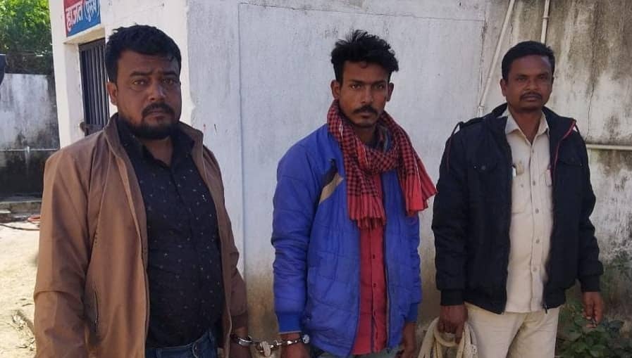 बालू माफियाओं का बढ़ा मनोबल, पुलिस को देख कर भागने के बजाए पुलिसकर्मी से करते हैं गाली-गलौज, जानिए मामला