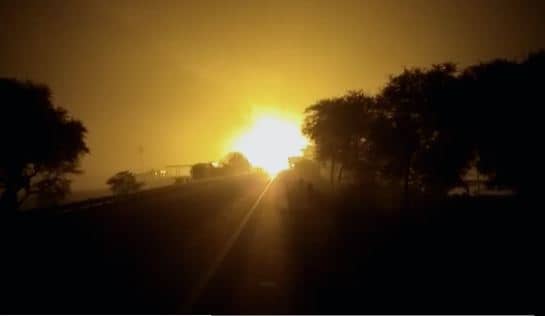 गैस सिलेंडर लदे ट्रक में लगी आग, धमाकों से दहला हाइवे, ड्राइवर की मौत 