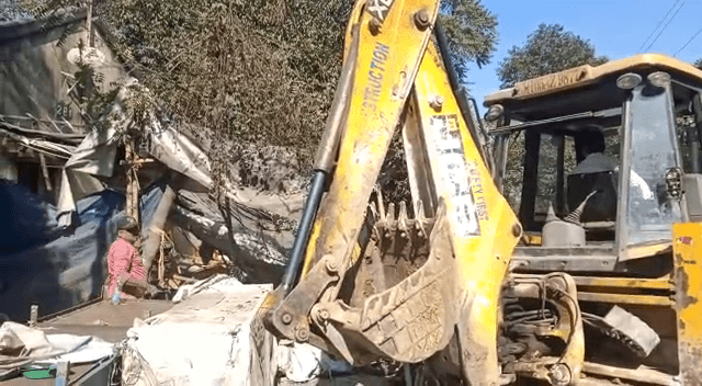 जमशेदपुर : रेलवे के जमीन में अवैध निर्माण पर चला बुलडोजर, 26 दुकान और मकान ध्वस्त