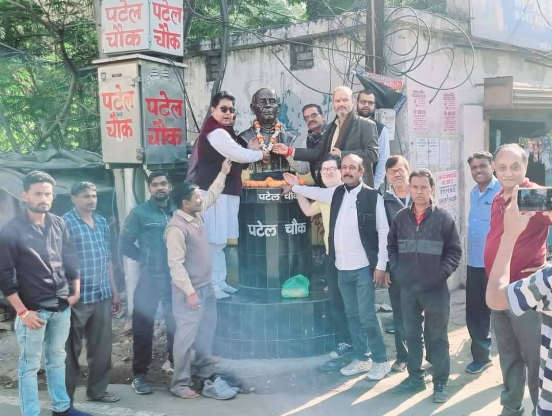 धनबाद: सरदार वल्लभभाई पटेल की 72वीं पुण्यतिथि पर जुटे लोग, दी श्रद्धांजलि