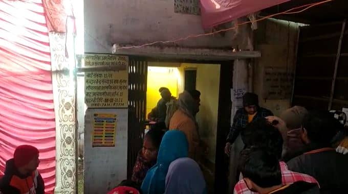 बाढ़: सुलभ शौचालय में कराया जा रहा मतदान, कई बार लोगों ने की शिकायत, फिर भी प्रशासन ने नहीं ली सुध