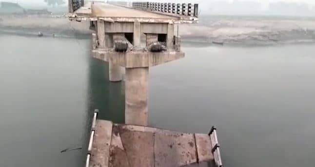 बेगूसराय: उद्घाटन के पहले ही टूट गया 13 करोड़ लागत से बना पुल, स्थानीय लोगों का आरोप- पुल के निर्माण में लूट-खसोट