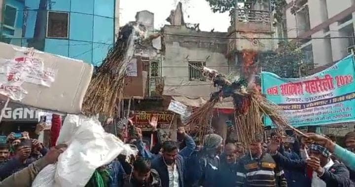 देवघर : नियोजन नीति के रद्द होने पर युवाओं में आक्रोश, किया सीएम का पुतला दहन