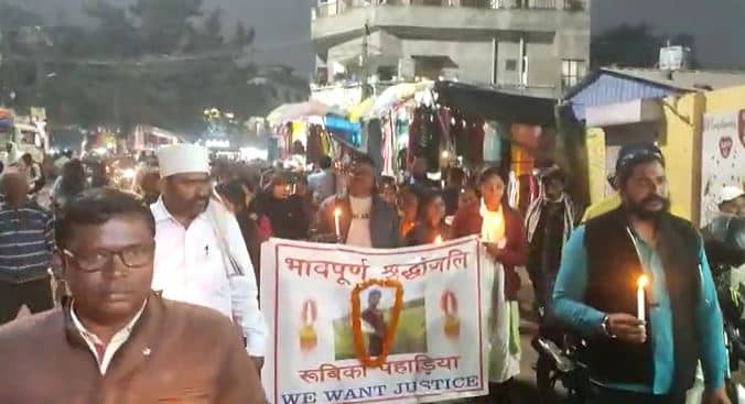 दुमका: रुबिका पहाड़िन की आत्मा की शांति के लिए पहाड़िया समाज के लोगों ने निकाला कैंडल मार्च, आरोपी को की फांसी देने की मांग