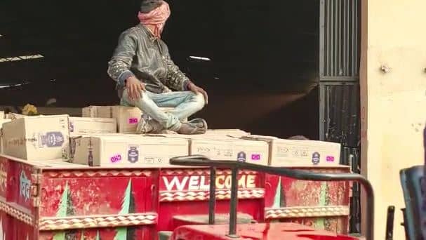 बिहार : धान के गोदाम से करोड़ की अंग्रेजी शराब जब्त, प्रेस की एक कार भी बरामद 