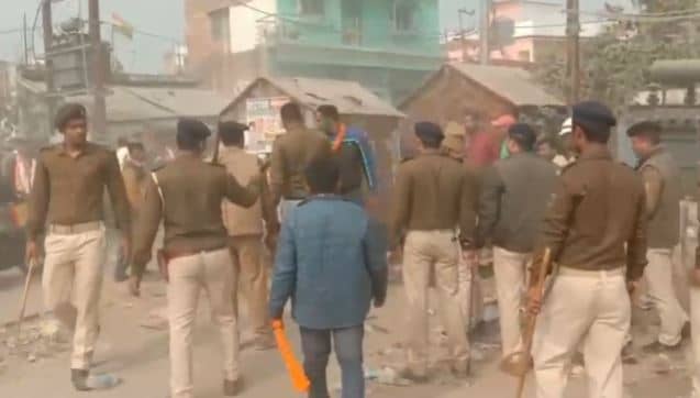 बगहा : शराब की सूचना पर छापेमारी करने गई उत्पाद विभाग की टीम पर हमला, तीन पुलिसकर्मी घायल 