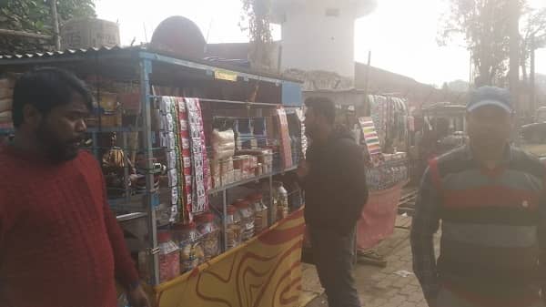 दुमका में चला तंबाकू और पान मसाला के खिलाफ औचक निरीक्षन, विक्रेताओं पर लगा जुर्माना