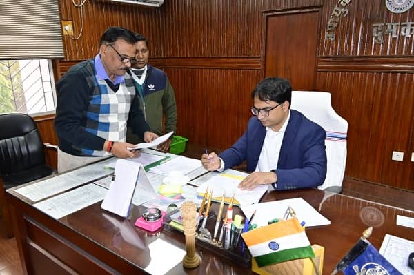 जामताड़ा डीसी फैज अक अहमद मुमताज ने दुमका के प्रभारी उपायुक्त का पदभार किया ग्रहण