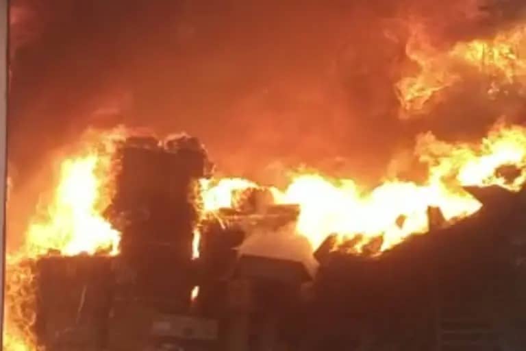 पटना : बिजली तार गोदाम में लगी भीषण आग, करोड़ों की संपत्ति जलकर राख