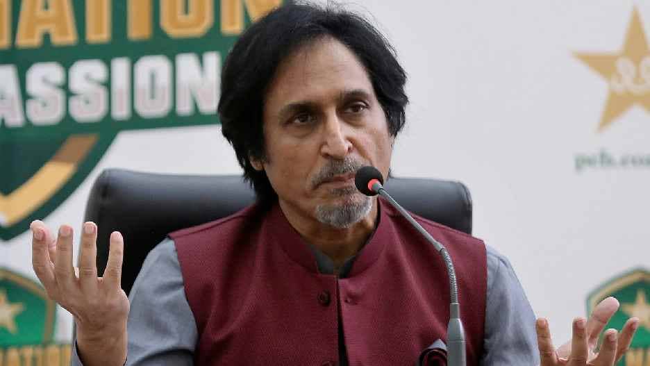 पाकिस्तान क्रिकेट बोर्ड का बड़ा फैसला, चेयरमैन के पद से हटाए गए रमीज राजा   