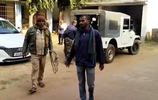 दुमका: फरार अपराधी प्रमोद यादव देवघर से गिरफ्तार, कई दिनों से पुलिस कर रही थी तलाश