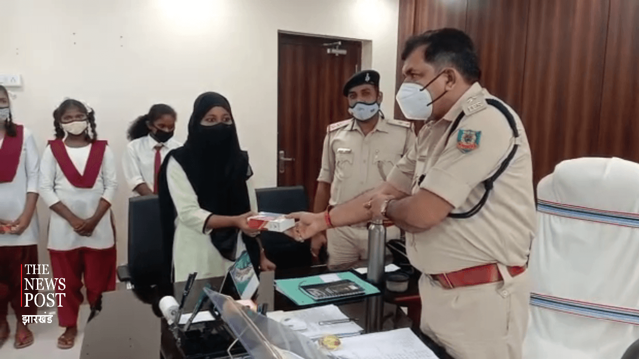 पढ़ाई के लिए मिला मोबाइल तो चेहरे पर आया स्माइल