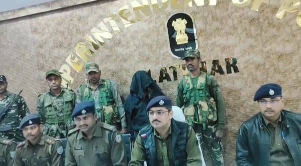 10 लाख का इनामी नक्सली सब जोनल कमांडर मुनेश्वर गंझू गिरफ्तार, एसपी अंजनी अंजन ने प्रेसवार्ता कर दी जानकारी 