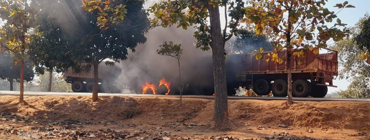 चाईबासा : दो टेलर में जोरदार भिड़ंत, दोनों चालक की जिंदा जलने से हुई मौत