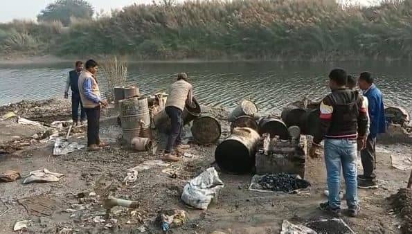 छपरा : शराब माफिया पर एक्शन, भारी मात्रा में देसी शराब नष्ट, 40 से भी ज्यादा अवैध भट्टियों को किया ध्वस्त