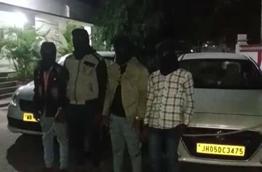 देवघर: पुलिस ने चार घंटों के अंदर ही लूट की गाड़ी की बरामद, चार लुटेरे भी गिरफ्तार  