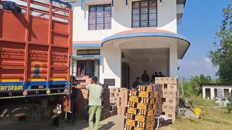 प्लास्टिक सामग्री की आड़ में  शराब तस्करी का भंडाफोड़, 15 लाख का शराब जब्त, दो गिरफ्तार