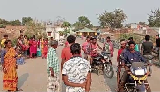 धनबाद में कोयला के वर्चस्व को लेकर फिर हुआ खूनी संघर्ष, दो गांवों के बीच जमकर हुआ पथराव, आधा दर्जन से अधिक लोग घायल  