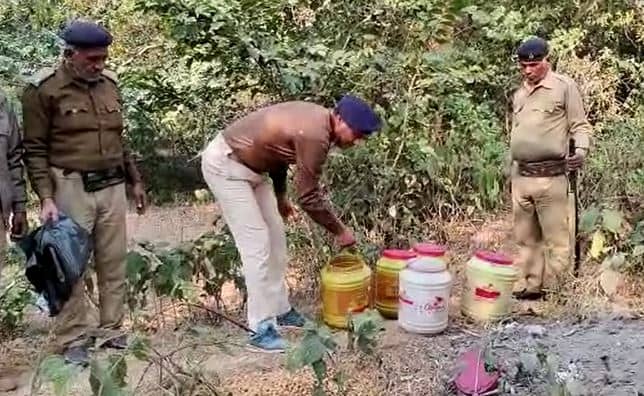 देवघर: नए साल को लेकर प्रशासन चुस्त, 60 लीटर अवैध चुलाई शराब और 500 किलोग्राम जावा महुआ जब्त