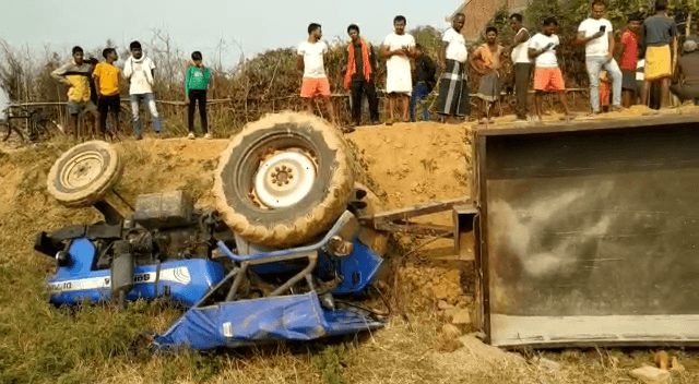 बोकारो : ट्रैक्टर के नीचे दबने से दो व्यक्ति की मौत, दो अन्य घायल