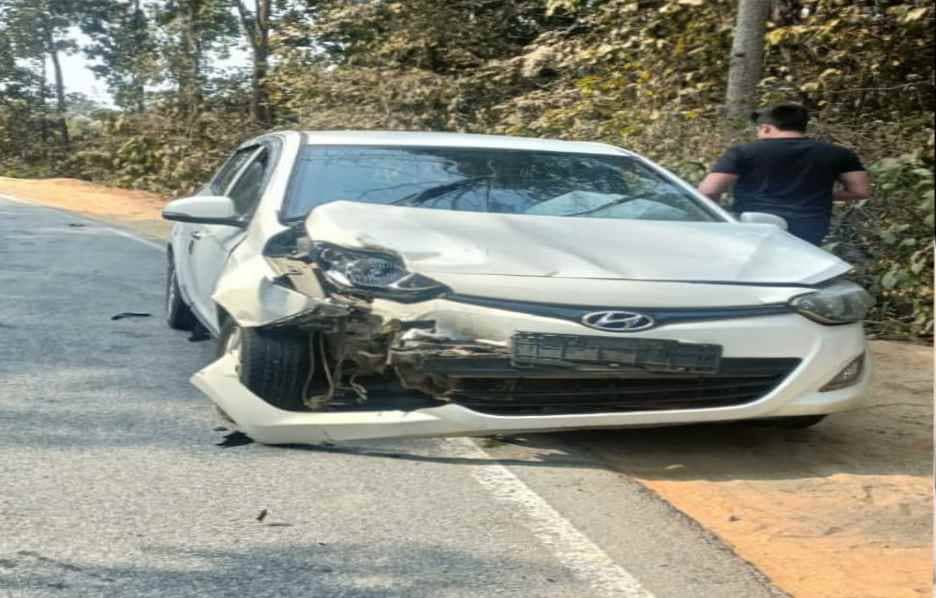 सिमडेगा: कार और एसयूवी में भिड़ंत, कार सवार बच्चे की हुई मौत