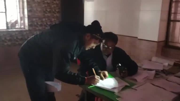 कटिहार में बत्ती गुल वोटिंग चालू....मोबाइल की रोशनी में हो रहा है मतदान