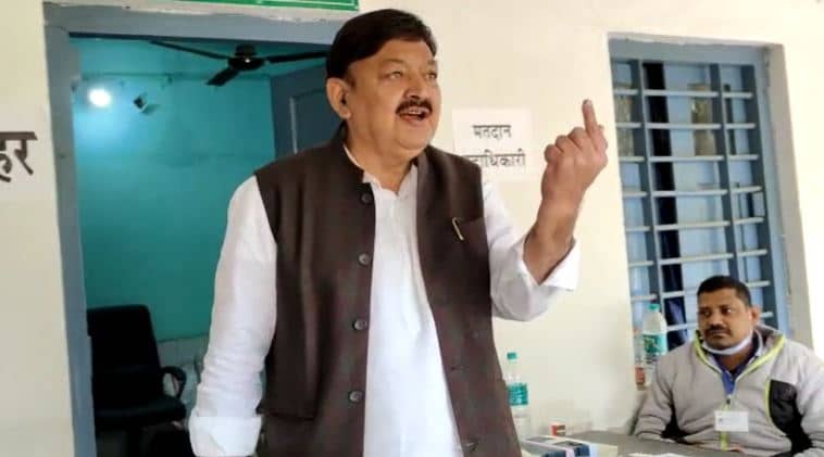 कांग्रेस विधायक अजीत शर्मा ने परिवार के साथ डाला वोट, कहा भागलपुर के विकास के लिए सही उम्मीदवार को करें मतदान