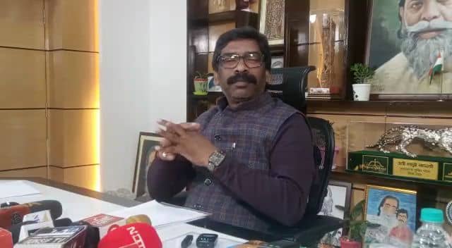 सीएम हेमंत ने केंद्र सरकार पर बोला हमला, कहा- देश के लोग चांद पर चले गए, लेकिन आज भी बेरोजगारों की फौज खड़ी है