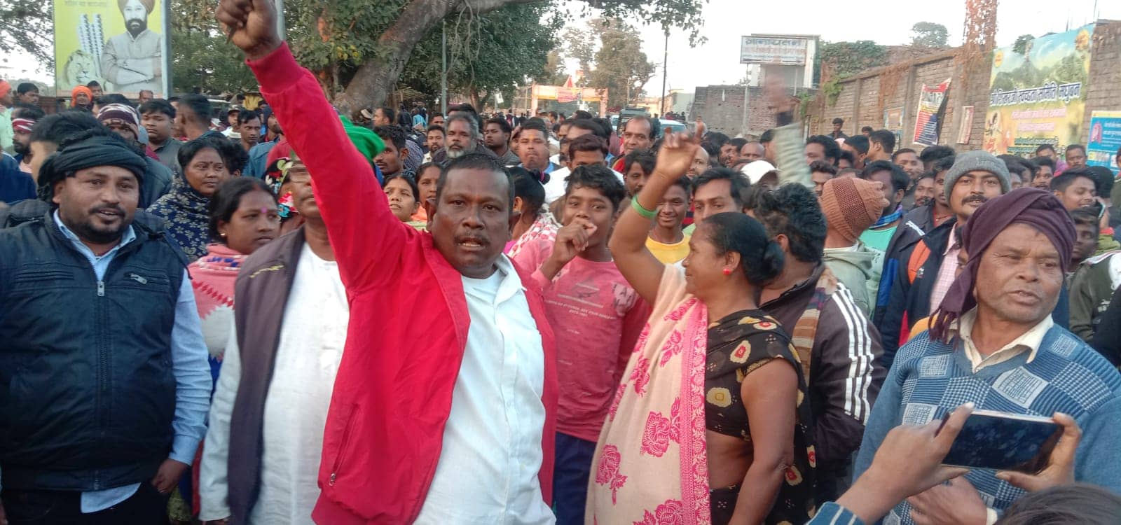 जैन समाज के तीर्थ स्थल गिरिडीह के मधुबन में दुकानदारों के साथ ग्रामीणों ने किया हंगामा, किया दुकानों को बंद